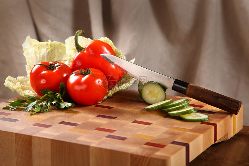 切菜板上的蔬菜木板草本植物厨房木头沙拉胡椒食物香菜红色设备图片
