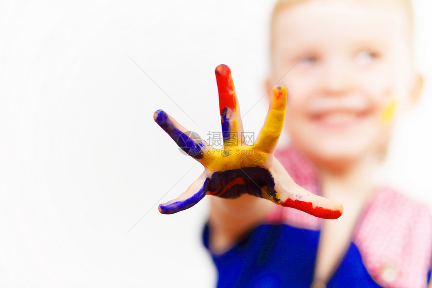 手上涂着油漆的幸福的孩子童年艺术家艺术身份幼儿园女孩快乐创造力乐趣工艺图片