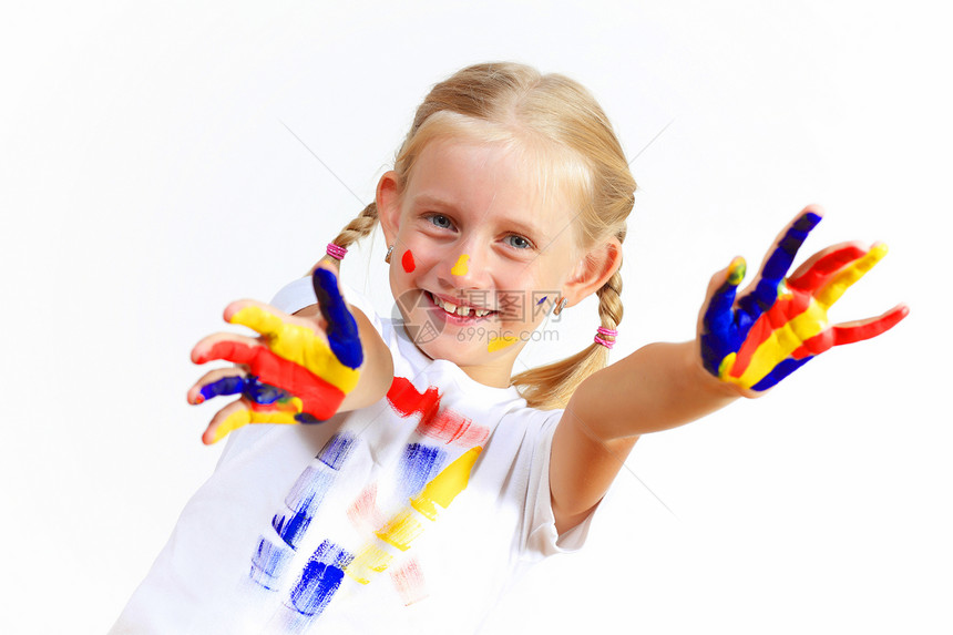 手上涂着油漆的幸福的孩子快乐艺术女孩指纹艺术品喜悦创造力幼儿园身份乐趣图片
