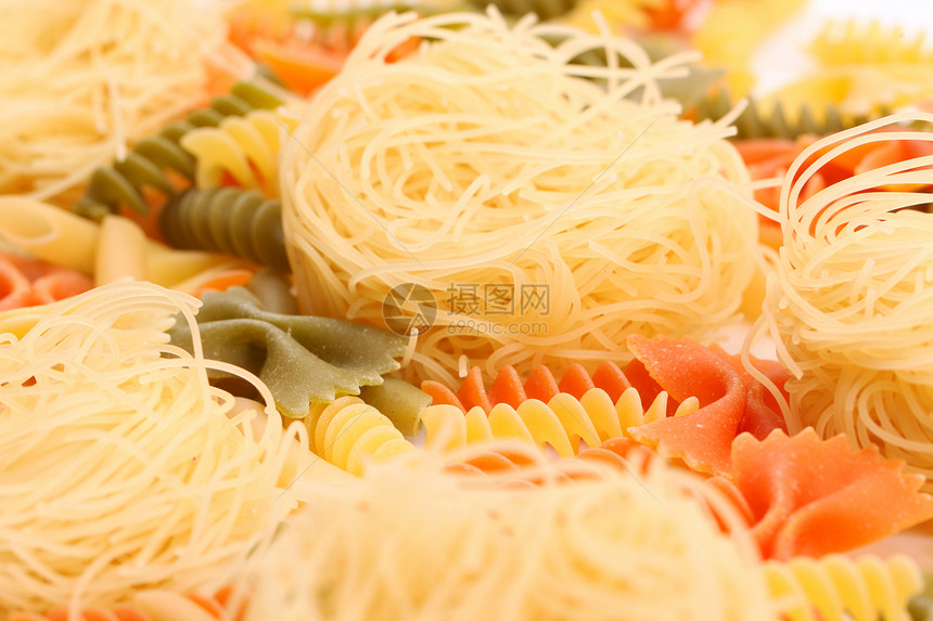 三种颜色的不同面条营养品橙子三色螺旋食物黄色派对饺子绿色图片
