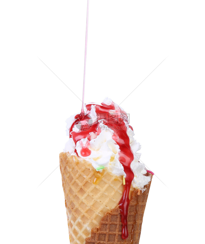 柔软的冰淇淋服务 煎草莓图片