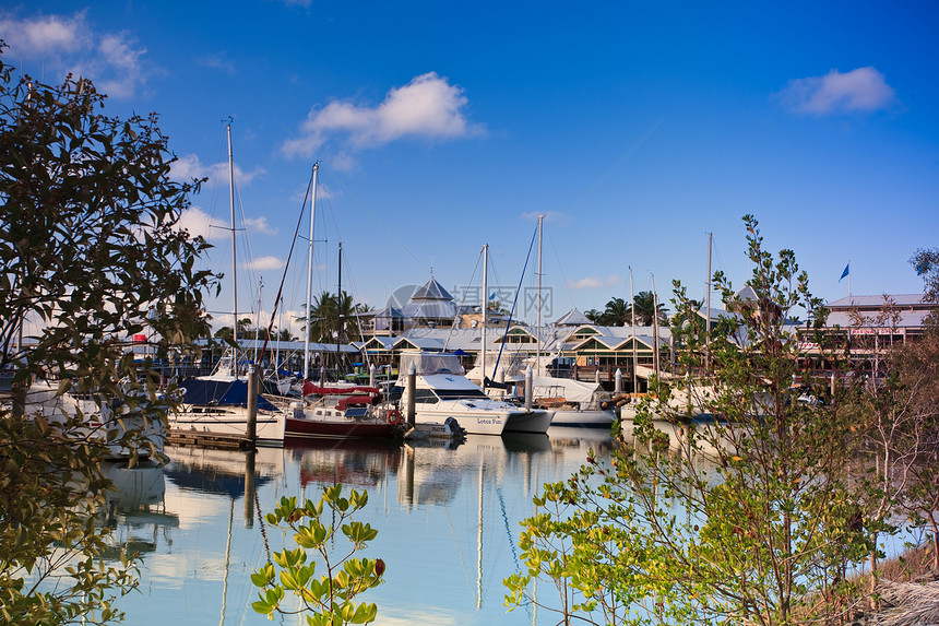 游艇停泊在码头蓝色假期图像热带游客历史钓鱼绿色异国风景图片