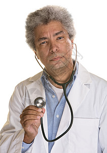 使用立体镜的医生成人工作服男人医疗实验医师男性专注黑色思维西班牙裔高清图片素材