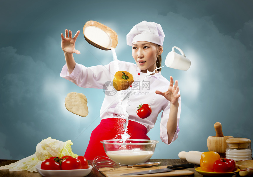亚洲女性用魔法烹饪帽子牛奶杯子魅力空气面粉女孩手指蔬菜胡椒图片