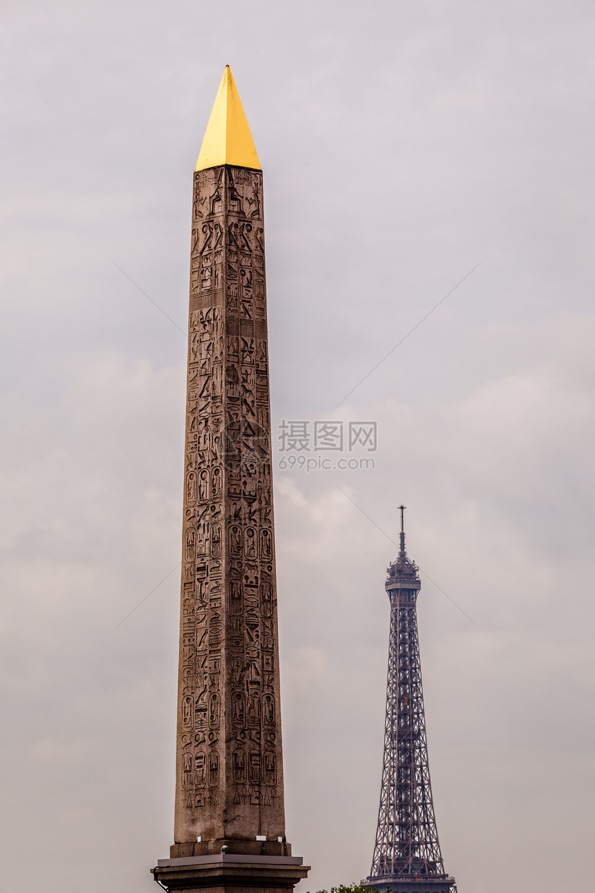 路克索和埃菲尔铁塔埃及方尖碑首都古董纪念碑协和飞机和睦花岗岩地标旅行建筑学金子图片