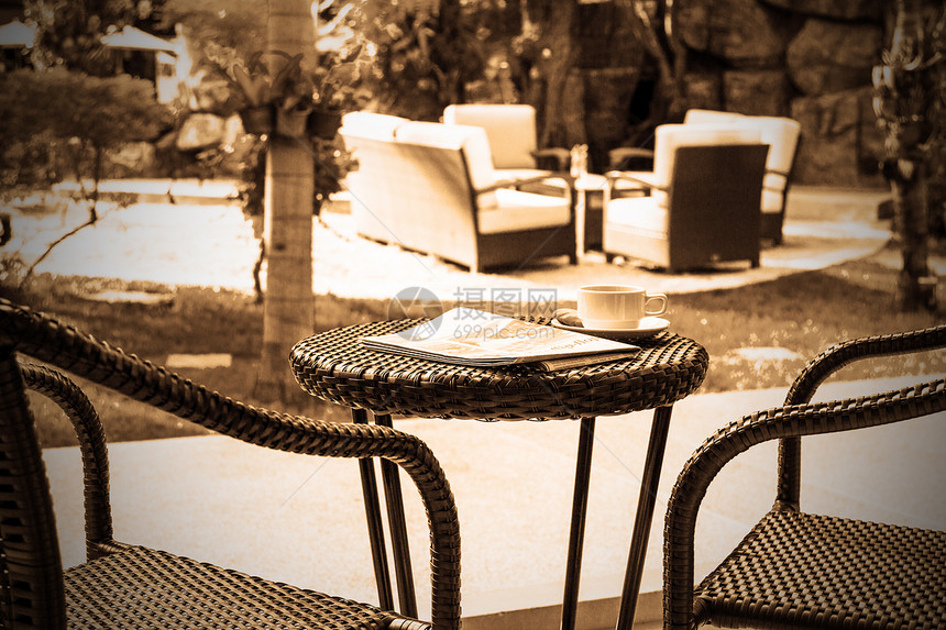 咖啡阳台餐厅桌子杯子建筑酒店假期报纸玻璃椅子图片