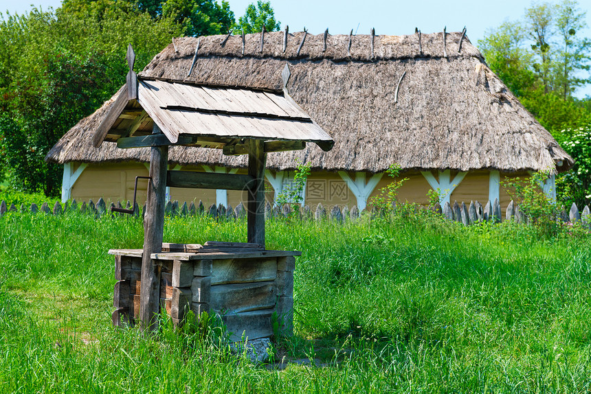 有木屋顶的老村井庭院村庄滑轮花园历史性建筑农村乡村木头农场图片