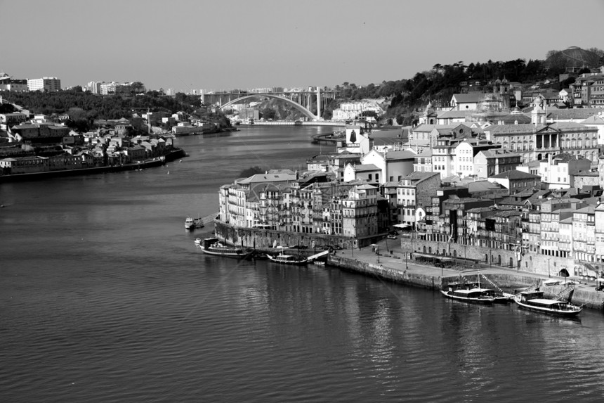 葡萄牙波尔图市 杜罗河堤岸黑色a爬坡窗户历史城市全景旅游旅行天空房屋船舶图片