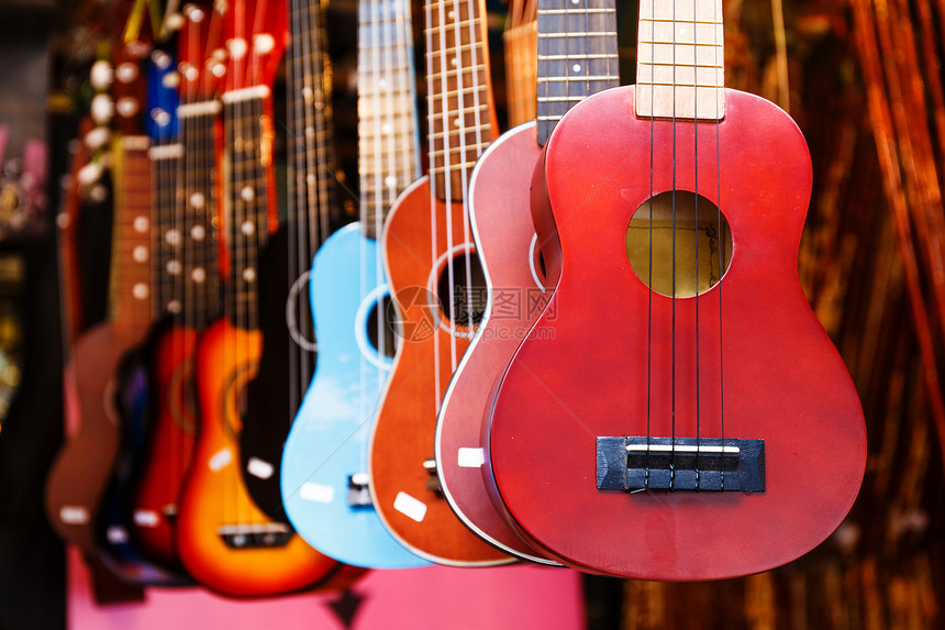 Ukulele 吉他乐器音乐蓝色市场红色声学细绳木头民间文化图片