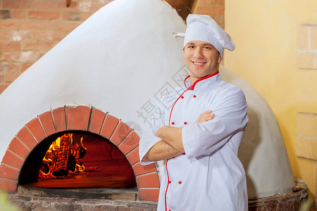 年轻男厨师食谱工作男人美食餐厅面包微笑面粉面包师木板手高清图片素材