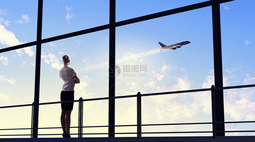 机场女商务人士商务地平线航空全景游客飞机女性运输女孩树干图片