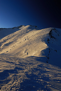 山脊冒险小路娱乐远足旅行岩石阳光雪帽运动阴影黎明高清图片素材