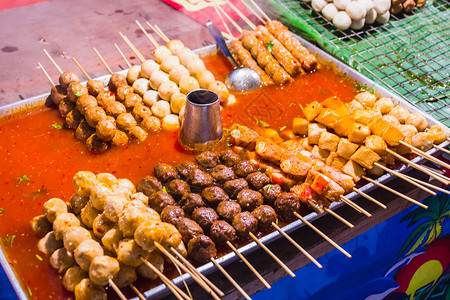 沙爹酱其他许多东南亚国家中流行的民族菜团萨沙Sa猪肉文化烧烤花生美食炙烤黄瓜洋葱小吃红色背景