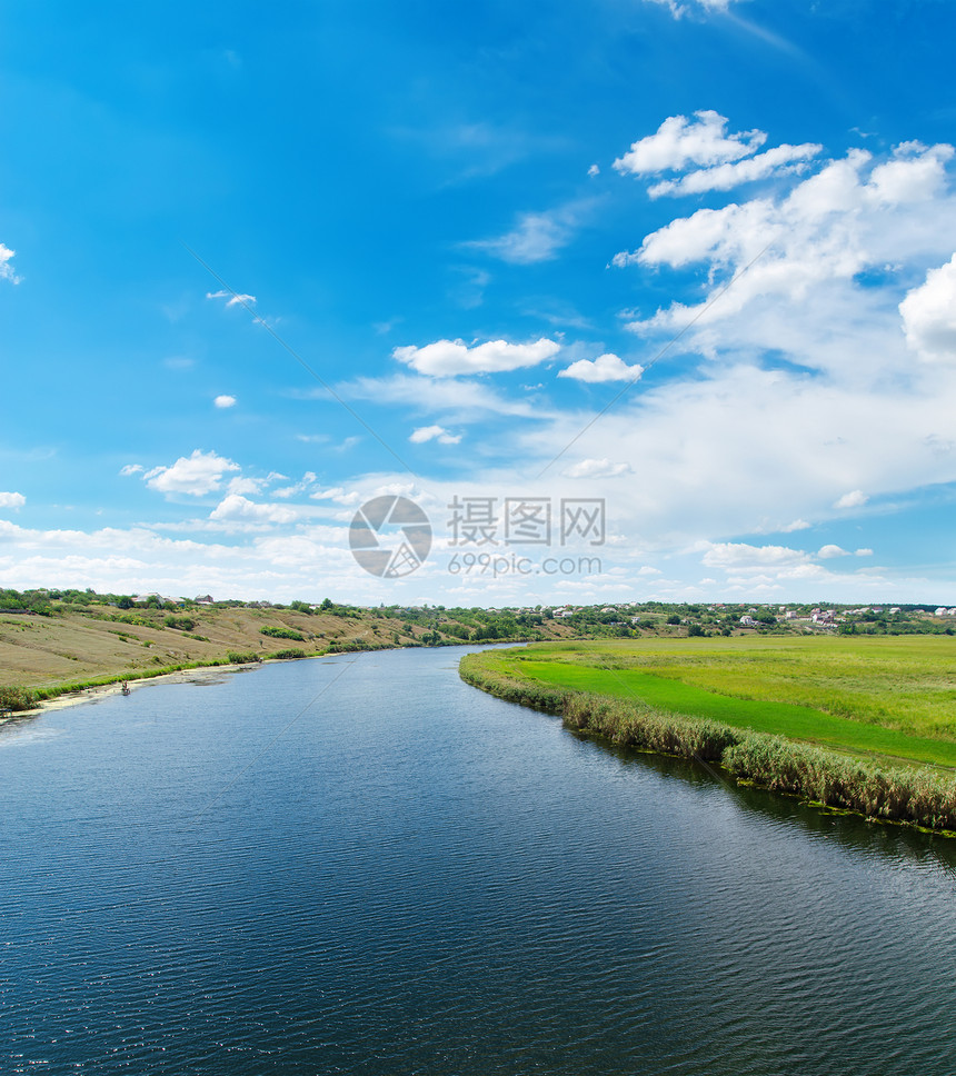 有江河的反射和青云的天空旅行蓝色环境空气海岸爬坡风景太阳晴天阳光图片