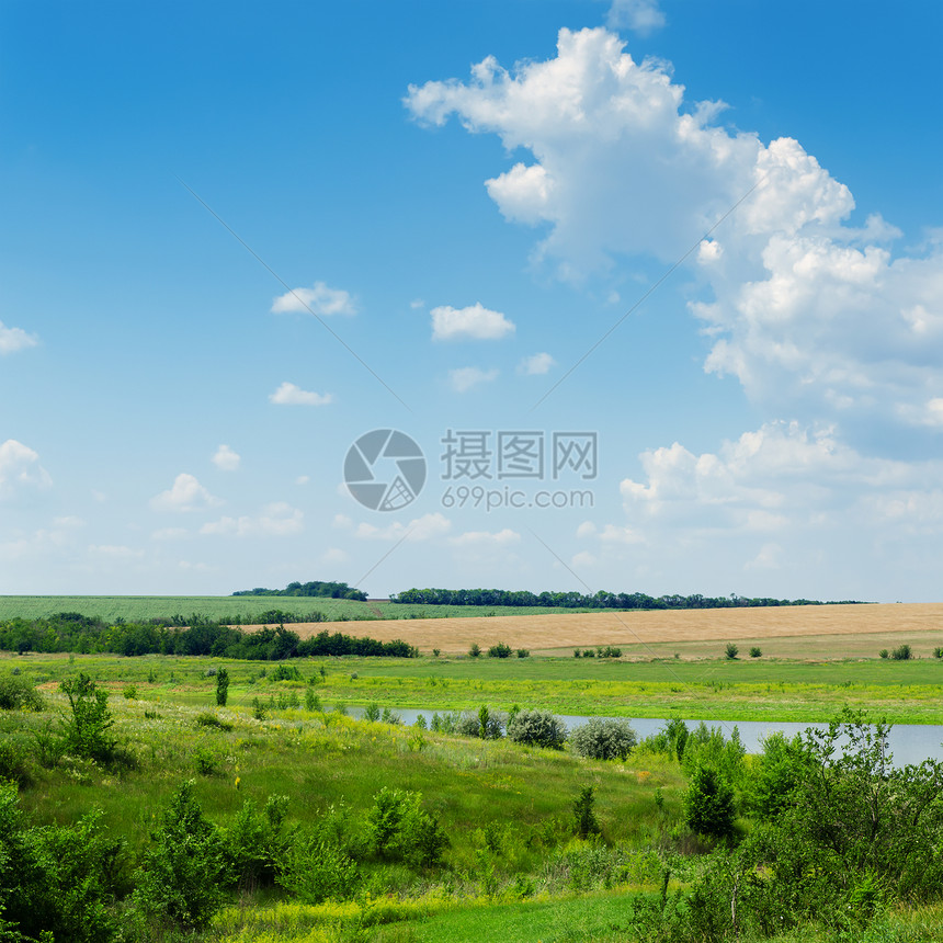 青蓝的天空下有河流的绿色景观图片