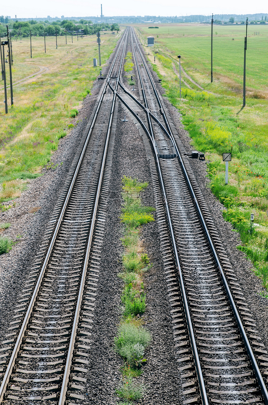 两条铁路到地平线黑色碎石小路交通路口节点通道轨枕旅行困惑图片