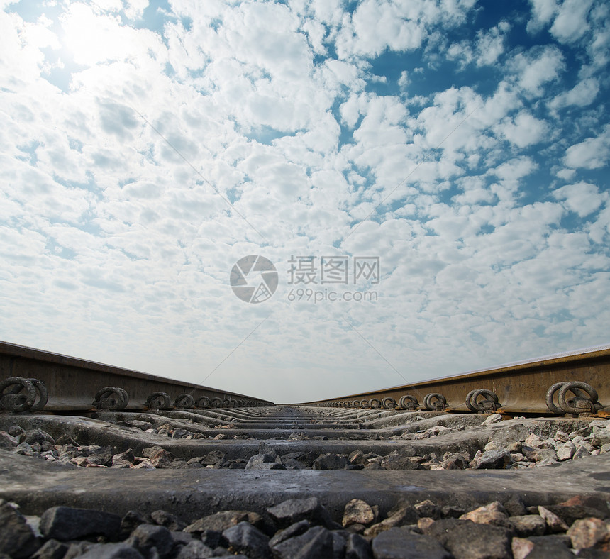 至云层下的铁路地平线阳光场景天堂天空交通旅行小路基础设施运输碎石图片