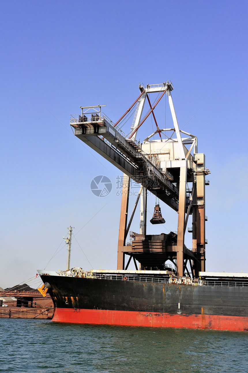 卸载矿石货物班轮船厂马赛后勤出口货运运输衬垫蓝色船运海洋图片