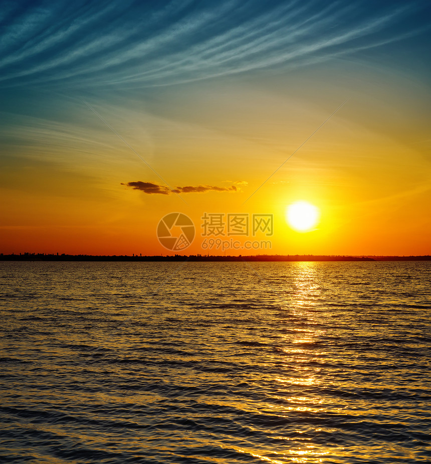 金色的日落笼罩着深水反射金子阳光晴天太阳波纹地平线墙纸天空环境图片