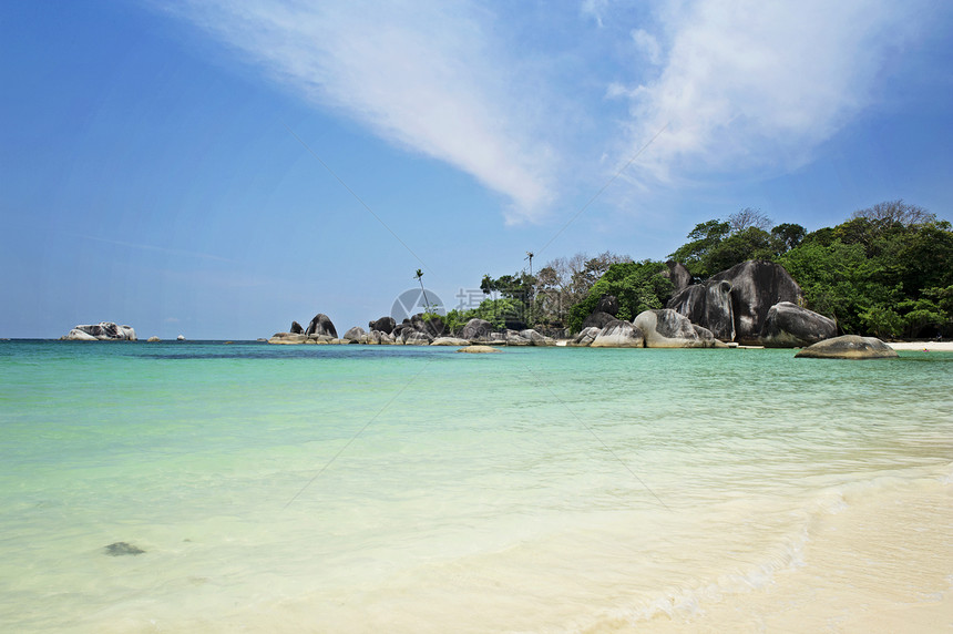 贝利东岛的海滩岩石假期天空海浪支撑蓝色场景热带海洋海景图片