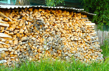 在堆积成堆的大量木柴中火炉乡村柴火农村高清图片