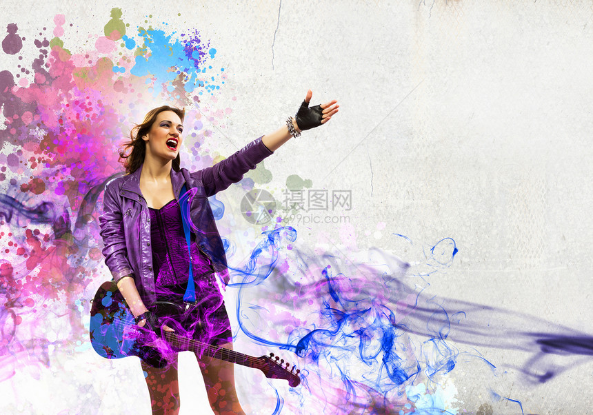 黑翅膀的摇滚激情女孩吉他手乐器女士音乐会展示黑色红色音乐游戏头发图片