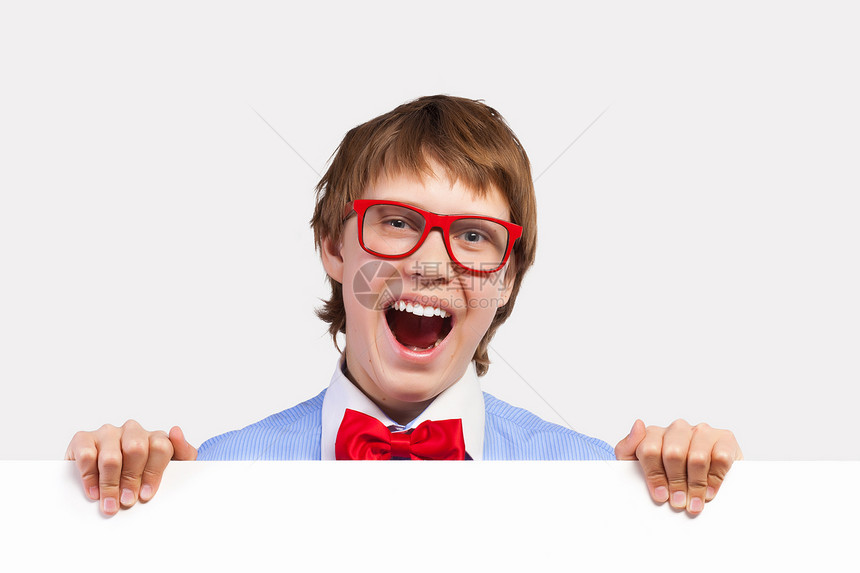 红色戴红眼镜的男孩持有白方推介会边缘学生男性手臂框架童年快乐幸福眼镜图片