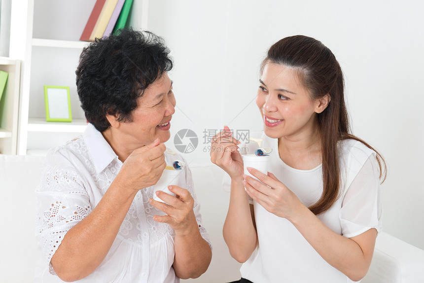 亚洲女人吃酸奶图片