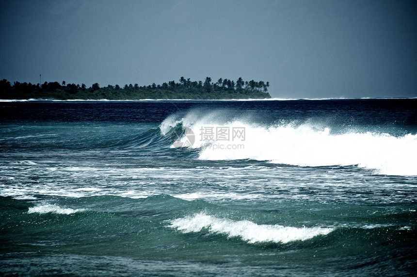 海洋波浪享受力量天空海岸线泡沫戏剧性对比度假期环境石头图片