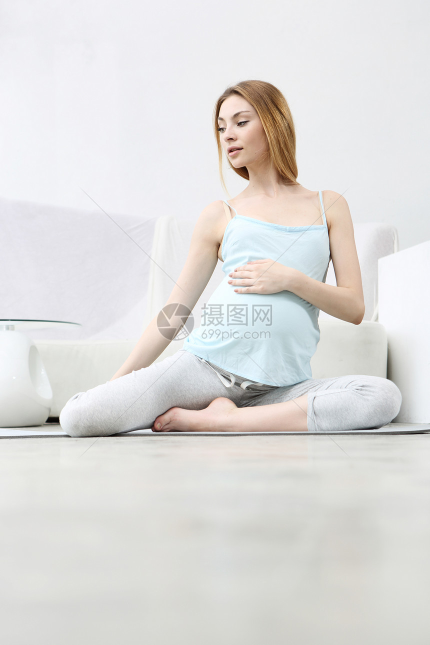 做瑜伽锻炼的孕妇女性妈妈们幸福孤独怀孕眼睛肚子腹部母亲女孩们图片