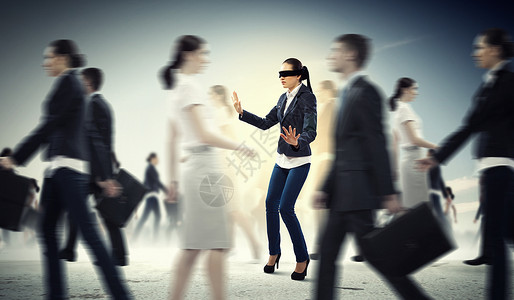 在人群中蒙着眼睛的女商务人士女性套装工作危机成人眼罩能力职业斗争感觉背景图片