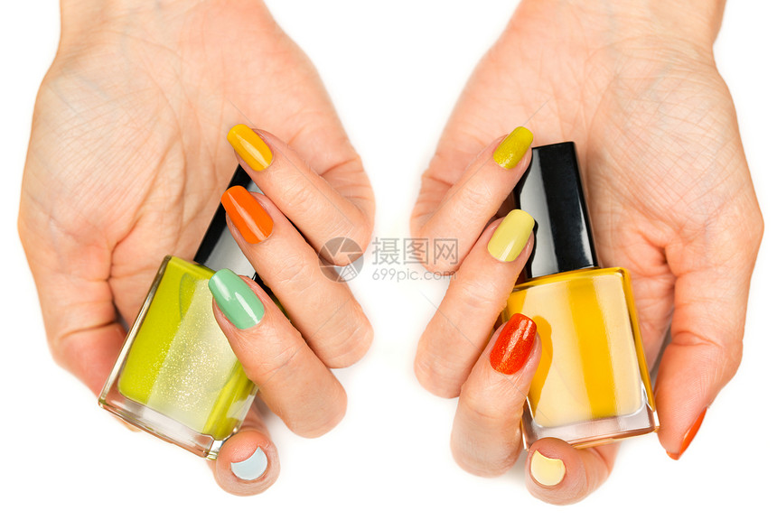 女人手用彩色指甲清漆图片