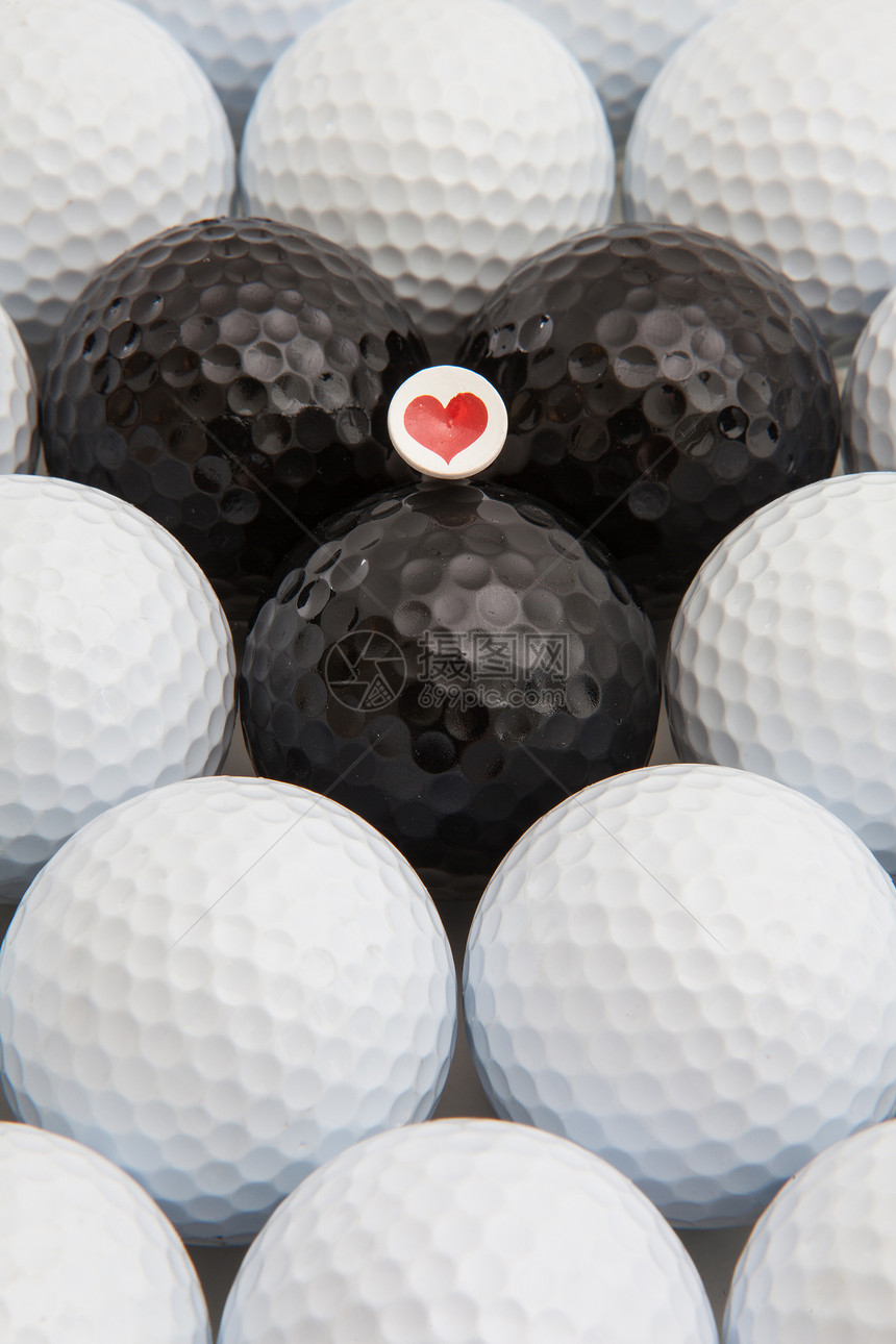 白 黑高尔夫球和木板闲暇竞赛娱乐白色游戏圆圈红心黑色运动爱好图片