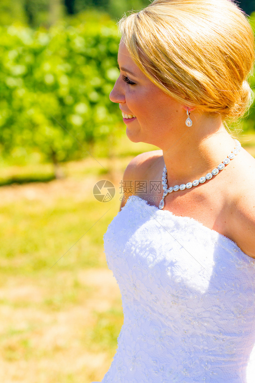 新娘结婚之日的新娘裙子婚礼酒厂女士白色幸福礼服葡萄园婚姻金发图片