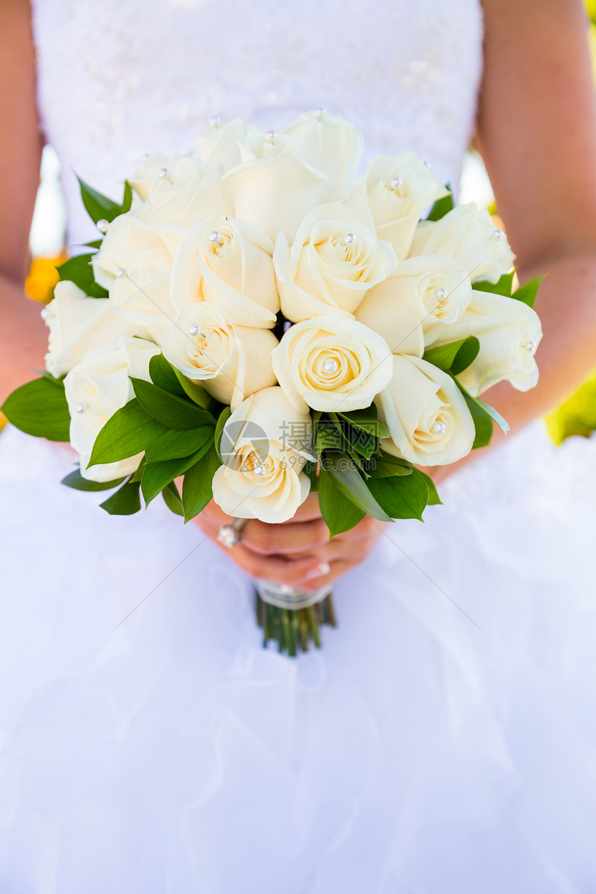 新娘结婚之日的新娘誓言女孩白玫瑰白色礼服婚纱酒厂金发葡萄园幸福图片