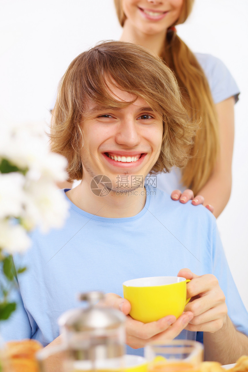 快乐的年轻人喝茶男人杯子闲暇成人乐趣蓝色生活微笑幸福饮料图片