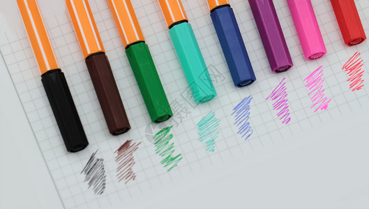 彩笔铅笔配色红色绿色方案团体创造力绘画彩虹工具背景图片