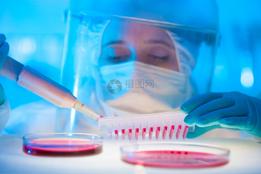 在实验室中工作 保护程度高 从事有高度保护的工作面具技术安全盘子药店基因生物学实验女士药品图片