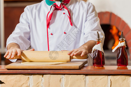 特写厨师双手扁平化手工蛋糕木板工作烘烤男性围裙糕点面粉面包高清图片素材