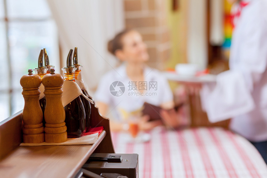 餐馆的年轻女青年女性服务员早餐金属咖啡敷料精制食物地面胡椒图片