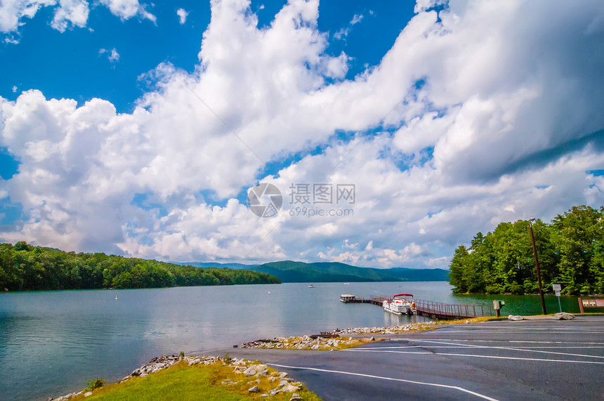 环绕湖面的风景树木外表骑手日落全景反射日出丘陵峡谷远景图片