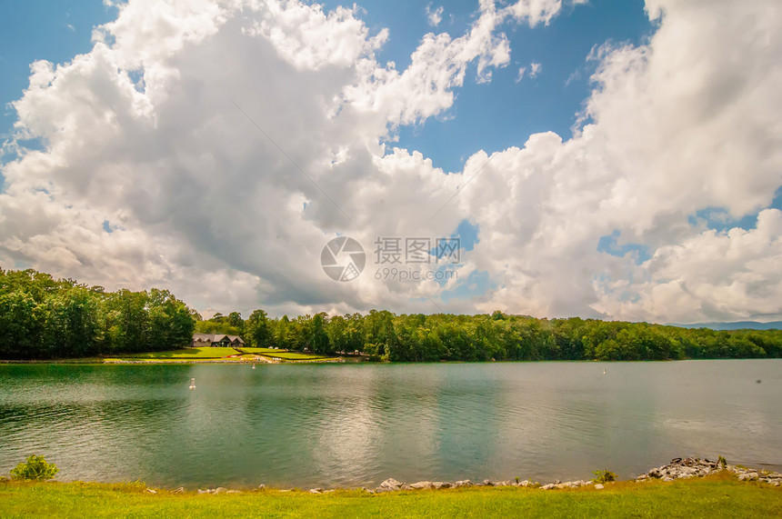 环绕湖面的风景反射森林全景蓝色丘陵公园骑手峡谷树木远足图片