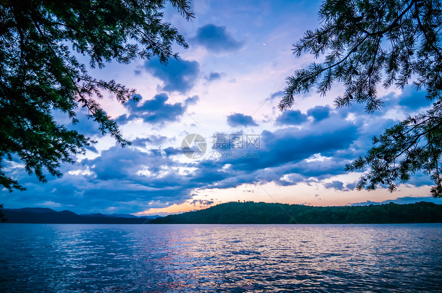 环绕湖面的风景太阳远景森林日出远足蓝色日落旅行全景树木图片
