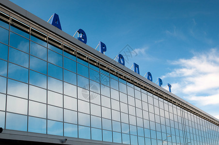 现代俄罗斯机场 有镜面墙游客阴影航空公司假期地平线运输日程航空自由商业背景图片