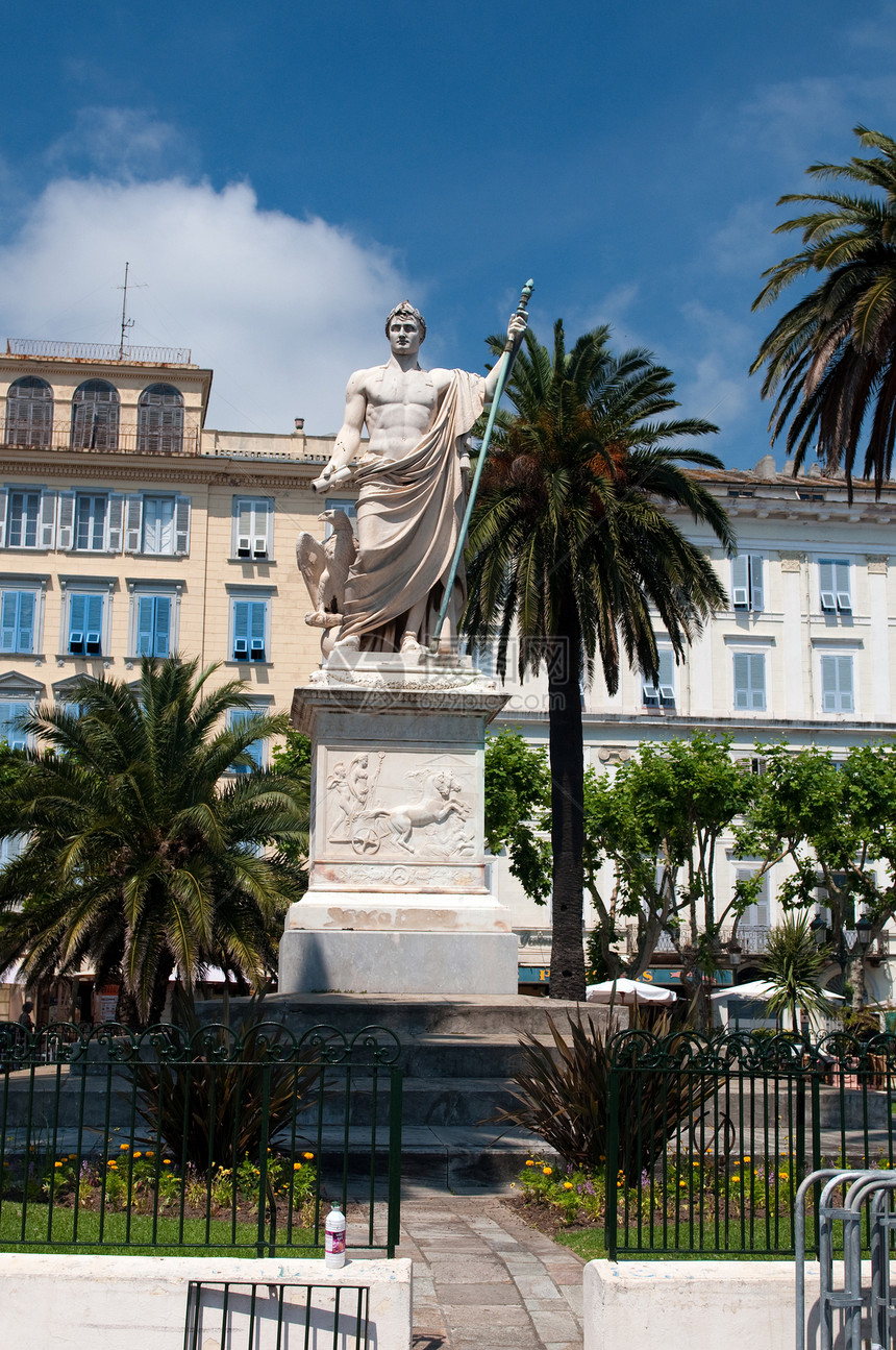法国科西卡州巴斯提亚圣尼古拉斯广场上的拿破仑角雕像图片