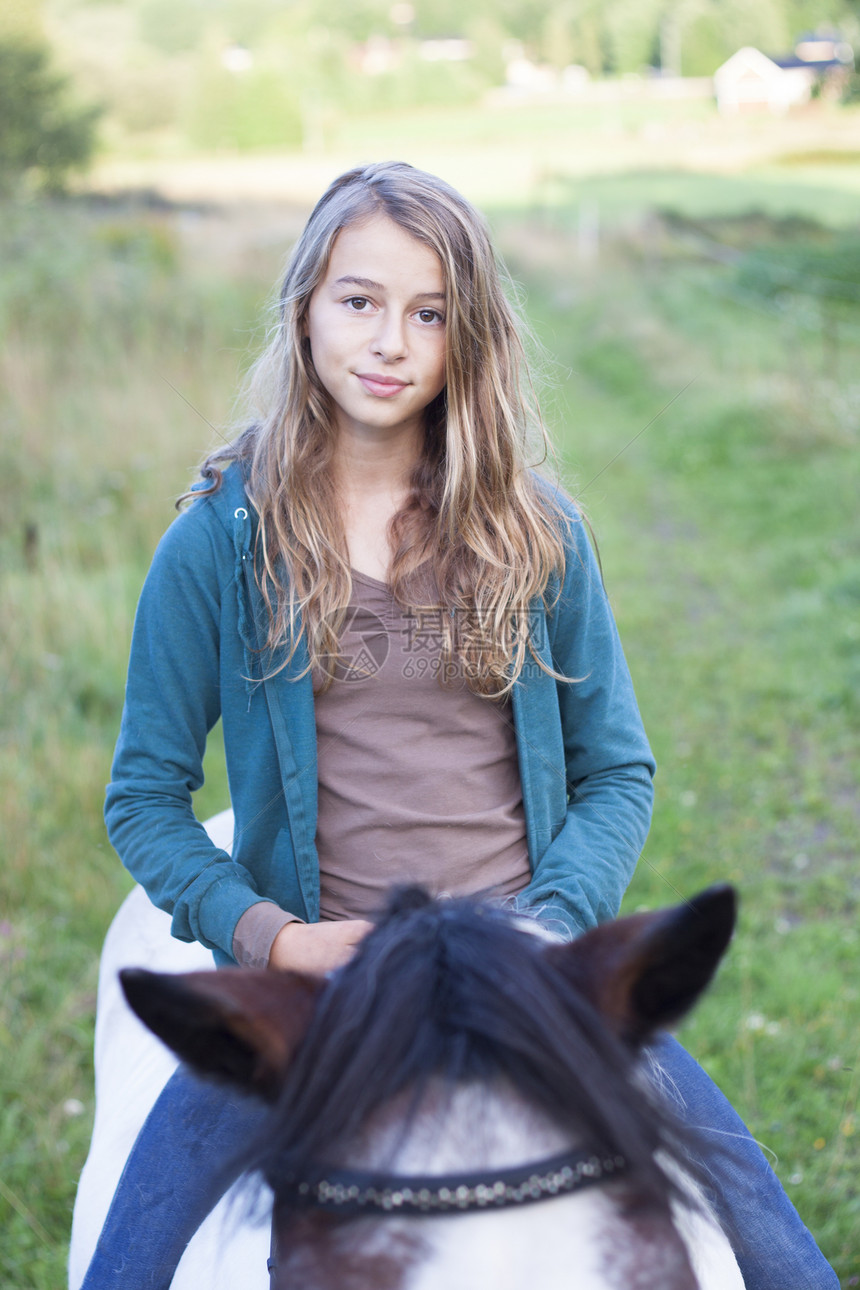 女孩骑马场地小马成人友谊草地骑术马背幸福农家女运动图片