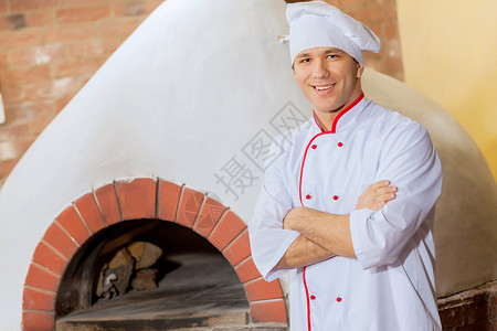 年轻男厨师烘烤面包师面团面粉职业烹饪男人男性餐饮工作火炉高清图片素材