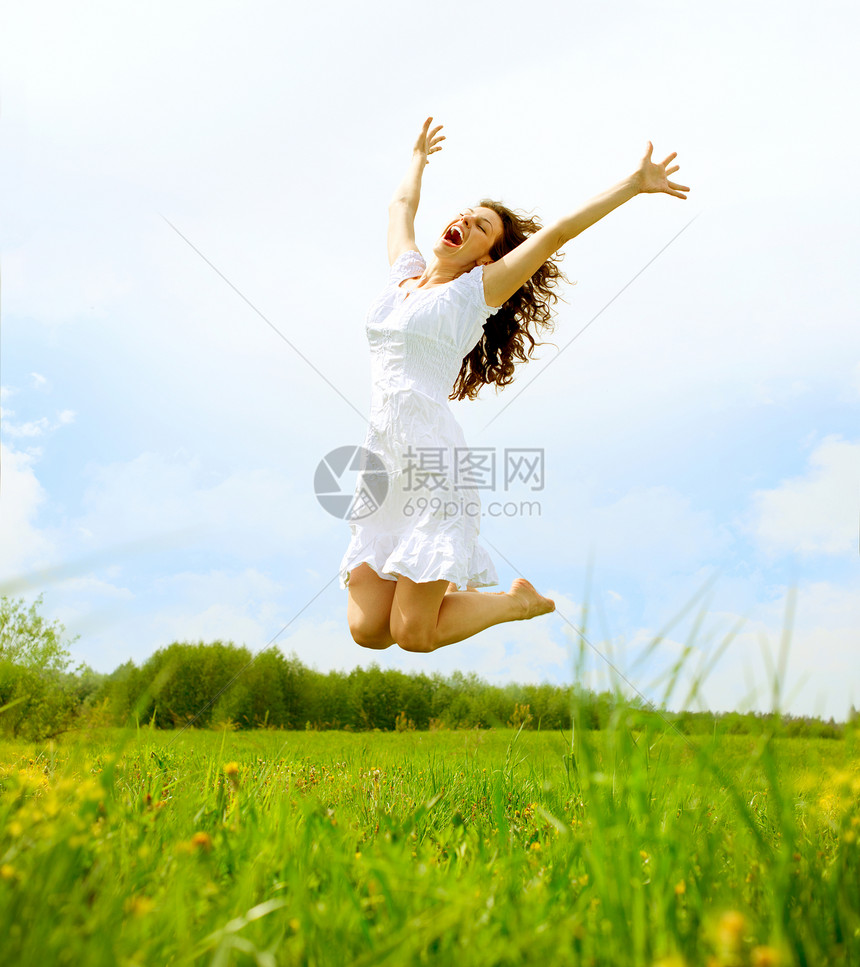 快乐的女青年 跳过蓝天 美丽女孩玩得开心图片