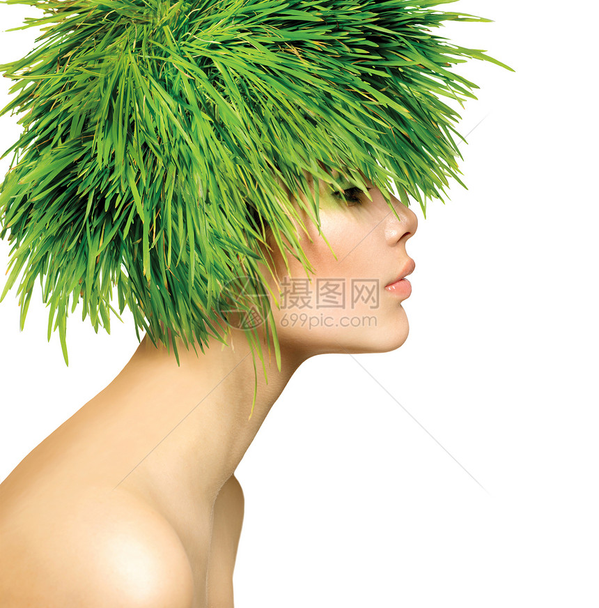 带青草新毛发的美女春女理发派对护理荒野草地头发女性生物皮肤发型图片