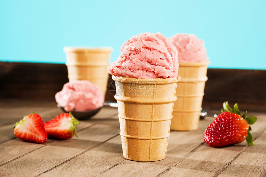 木上草莓冰淇淋图片